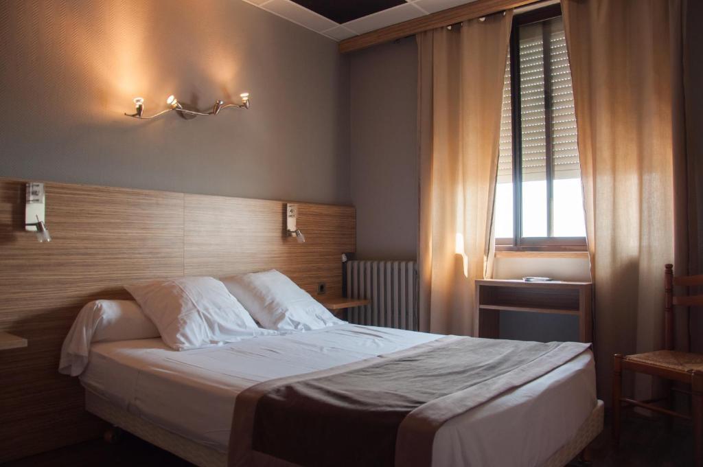 Logis Hotel Restaurant Mar I Sol Saint-Cyprien (Pyrenees-Orientales) Habitación foto