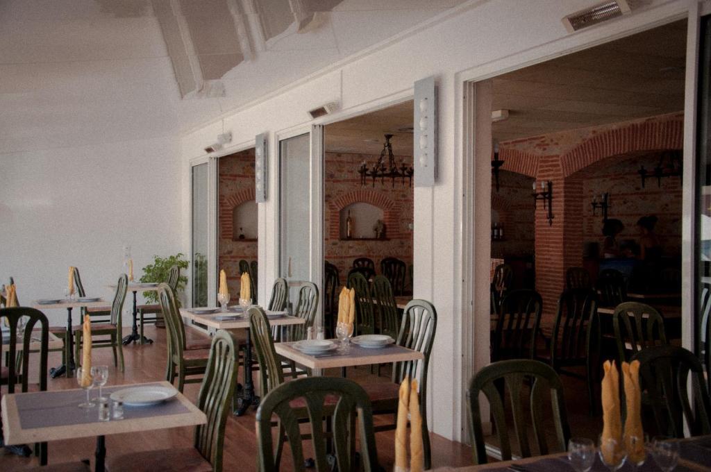 Logis Hotel Restaurant Mar I Sol Saint-Cyprien (Pyrenees-Orientales) Exterior foto