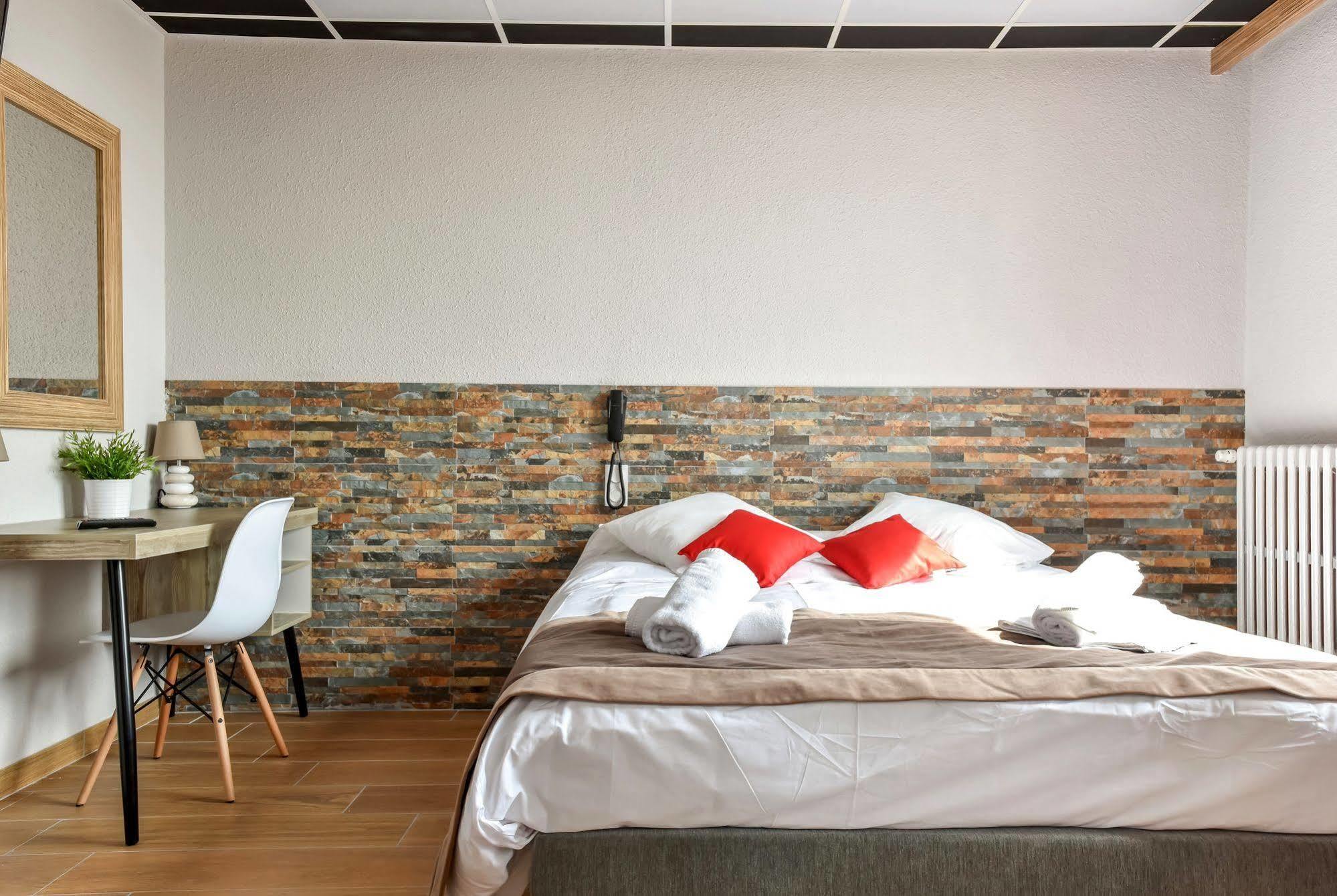 Logis Hotel Restaurant Mar I Sol Saint-Cyprien (Pyrenees-Orientales) Exterior foto